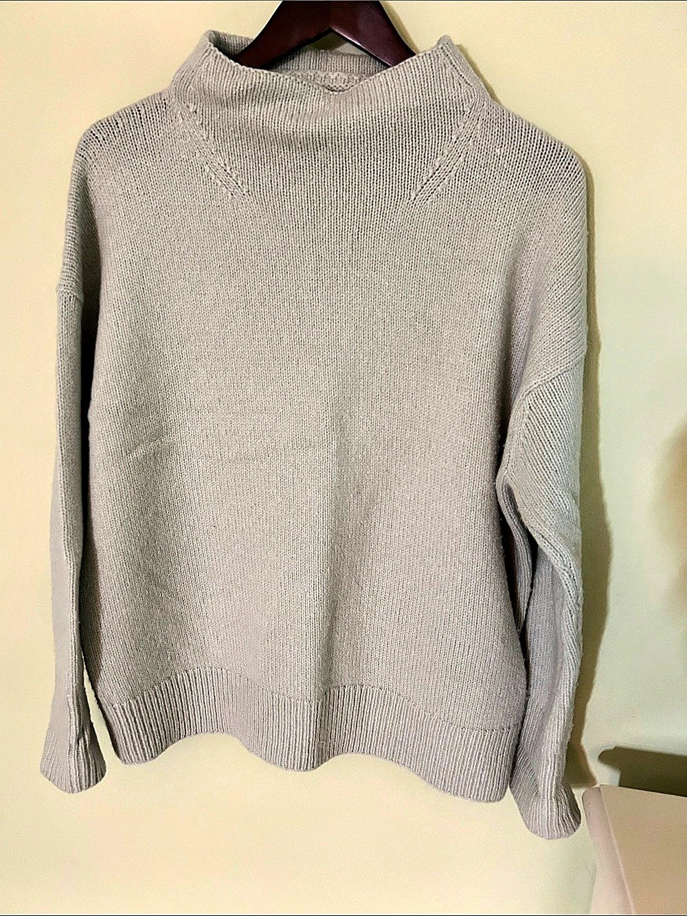 Vince Merino Wool Turtleneck in Thistle green, Size Medium Like New